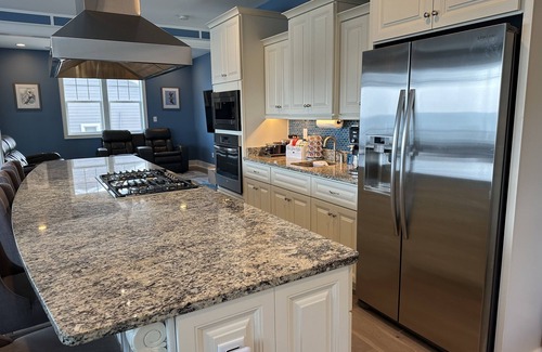 Hampton House | Beachfront 2 Dwellings, EV charger,25-30 mi to Busch gardens Jamestown VA Beach.