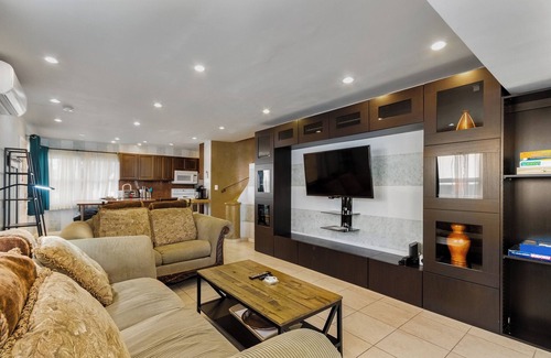 Hollywood South Central Beach Apartment | Beachfront 2 Story/3BRM/3BA/2 Ocean View Terraces/Free Parking
