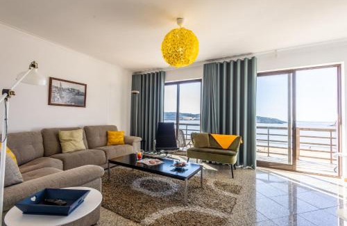 Sao Martinho do Porto Apartment | Beachfront 3bdr apt on Marginal Boulevard