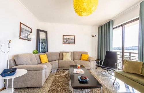 Sao Martinho do Porto Apartment | Beachfront 3bdr apt on Marginal Boulevard