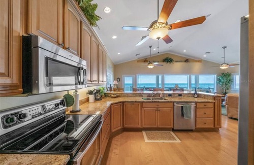 Anna Maria House | BeachFront 4/3/Amazing Views plus hot tub