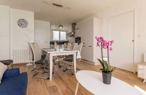 Piriac-sur-Mer Apartment | Beachfront Apartment with Stunning Sea Views, Wi-Fi, and BBQ Area