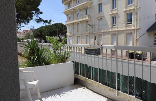 Pontaillac Apartment | Beachfront Apartment in Royan with Terrace and Garage - Sleeps 4