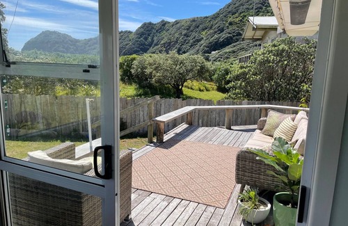 Piha House | Beachfront Bliss with Private Access to North Piha – Cozy Family Home & Sleepout