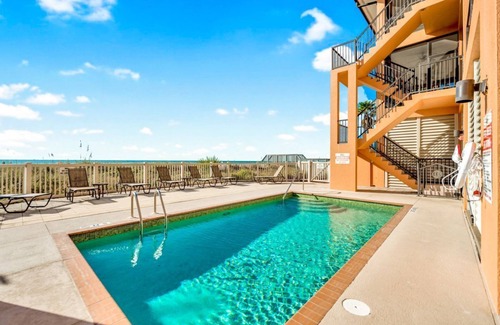 Bradenton Beach Condo | Beachfront condo with gorgeous view of the gulf.