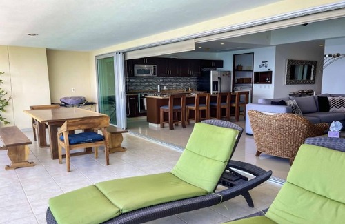 Zona Dorada Condo | Beachfront Condo-Indulged Relaxation