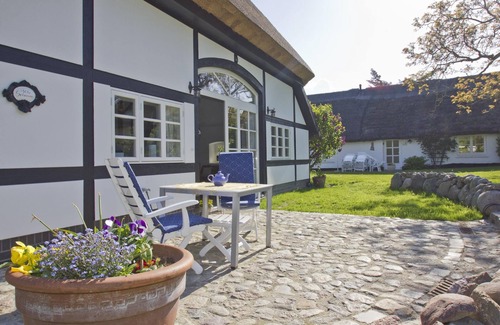 Neuendorf Apartment | Beachfront idyll by the sea, private bathing area - Gutshof Ostseeblick FeWo 03