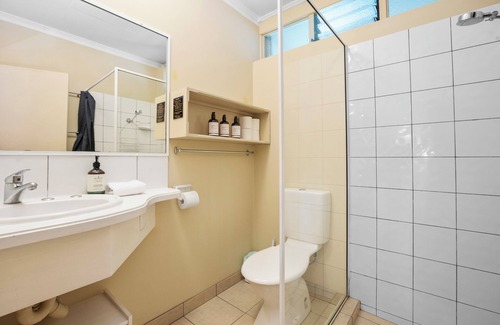 Suffolk Park Apartment | Beachfront Dog-friendly Motel Room With Courtyard