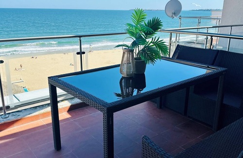 Sunny Beach Apartment | Beachfront Elegance Estate