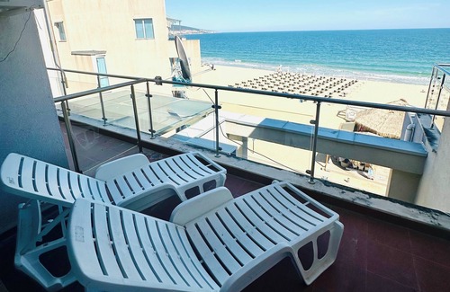 Sunny Beach Apartment | Beachfront Elegance Estate
