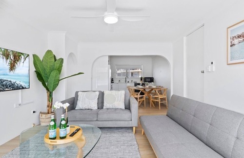Broadbeach Apartment | Beachfront Escape Broadbeach - 2BD, Pool, Sleeps 7