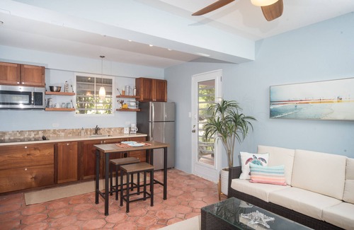 Puntas House | ★ Beachfront ★ Gated Parking/AC/Short Walk to Rest. & Bars.