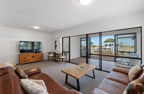 Mount Maunganui Apartment | Beachfront Gem in Mount Maunganui