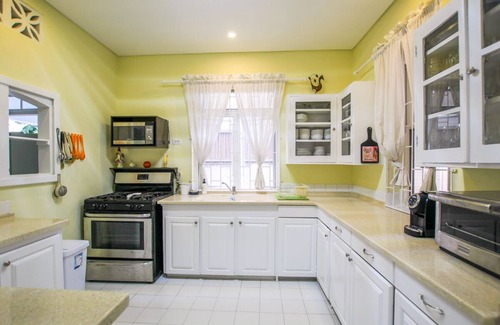 Reeds Bay House | Beachfront Getaway on Perfect Beach - Chateau Monique (3 bed)