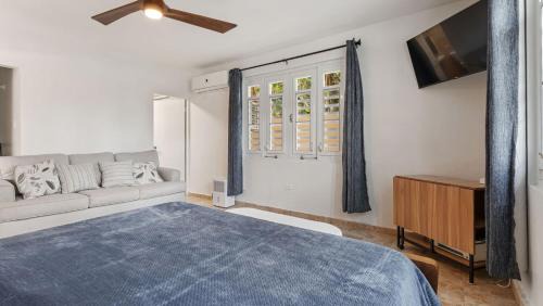 Guayabo Apartment | Beachfront Getaway at Ocean View Castle Condo