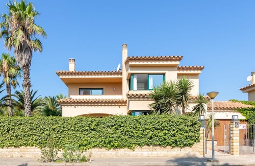 Sant Pere Pescador House | Beachfront House: Pool, A/C, Wi-Fi, BBQ, Garden, Sleeps 8, Parking