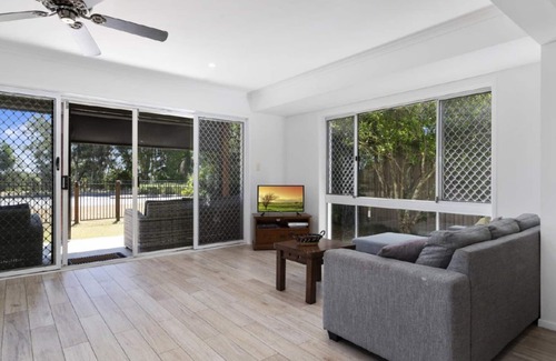 Banksia Beach House | BEACHFRONT HOLIDAY HOUSE