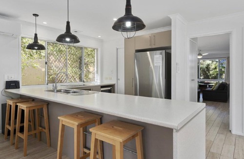 Banksia Beach House | BEACHFRONT HOLIDAY HOUSE