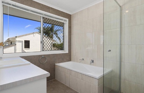 Banksia Beach House | BEACHFRONT HOLIDAY HOUSE