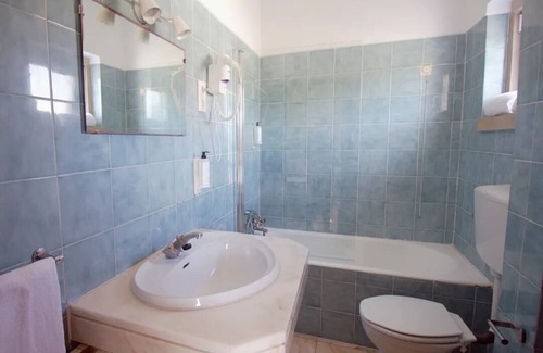 Praia das Macas House | Beachfront Hotel! Pet-friendly Accommodation with Balcony, Free Parking!