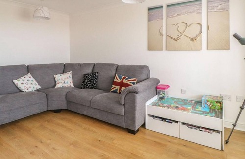 New Romney House | Beachfront house with stunning sea views and Jacuzzi bathtub
