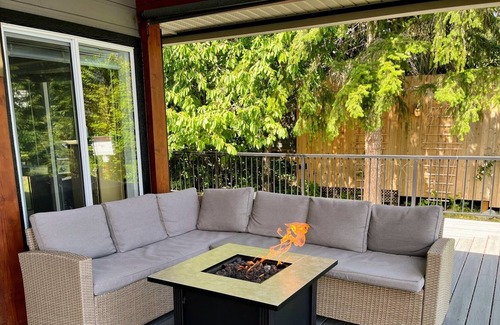 Eagle Bay House | Beachfront Lake House In Eagle Bay