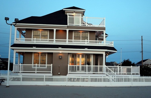 Dover Beaches North House | Beachfront! Lavallette, Monterey Beach sleeps12 dock! Open May 27 to June 29