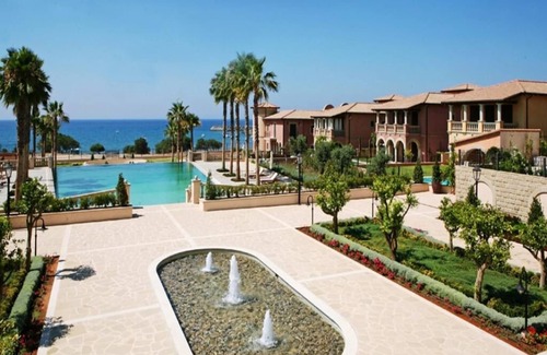 Agios Tychon Apartment | Beachfront luxury apartment next to St.Raphael Hotel in Limassol