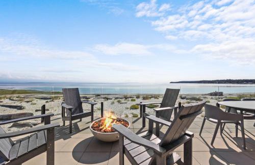 Black Creek House | Beachfront Luxury Suite #18 at THE BEACH HOUSE