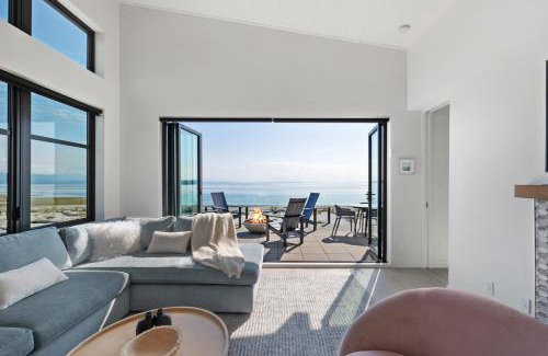 Black Creek House | Beachfront Luxury Suite #18 at THE BEACH HOUSE