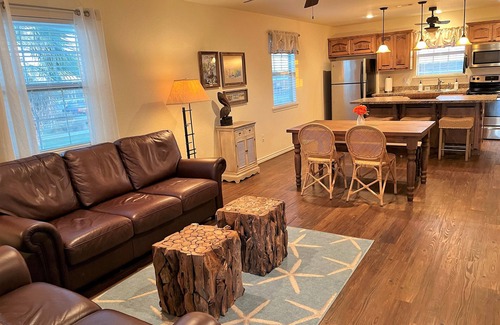 Port Lavaca House | Beachfront Magnolia Beach House Steps from Pier/2 Bdrm & 2 Bath/Boat Parking