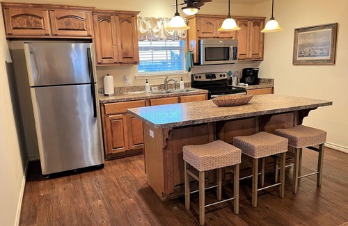 Port Lavaca House | Beachfront Magnolia Beach House Steps from Pier/2 Bdrm & 2 Bath/Boat Parking