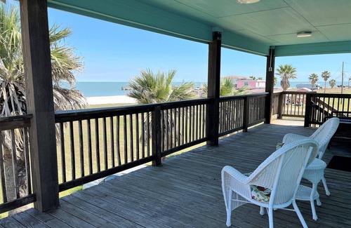 Port Lavaca House | Beachfront Magnolia Beach House Steps from Pier/2 Bdrm & 2 Bath/Boat Parking