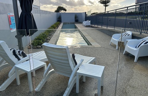 North Creek Apartment | Beachfront-ocean views-central location