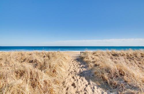 Ocean Park Apartment | Beachfront Old Orchard Beach Condo with Balcony