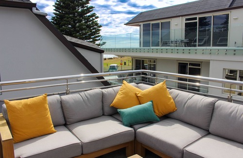 Mount Maunganui House | Beachfront on Marine Parade with room for the family
