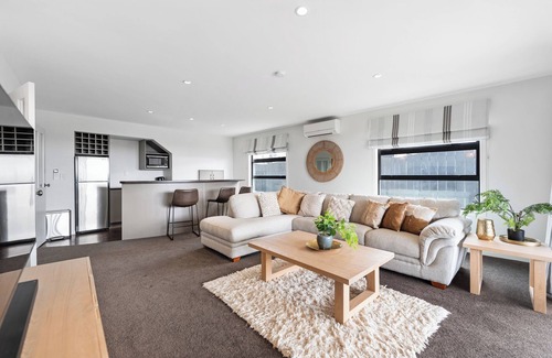 Papamoa Beach House | Beachfront Paradise - Papamoa Beach Holiday Home