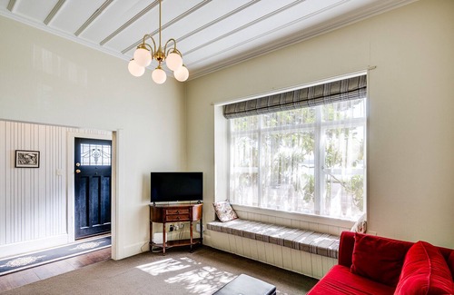 Bluff Hill House | Beachfront Pearl - Napier Holiday Home