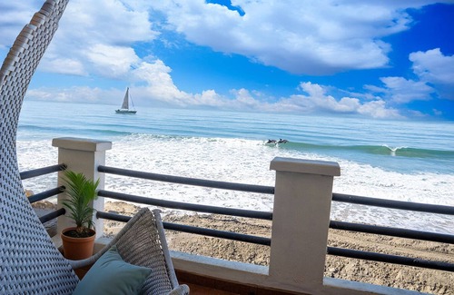 Costa Apartment | BEACHFRONT Relaxation 1 Bedroom Apt