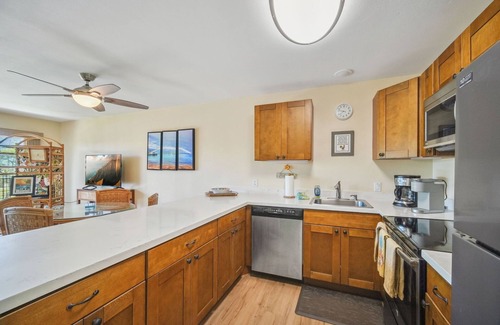 Kapaa Condo | Beachfront Resort - AC! Steps to Beach & Pool