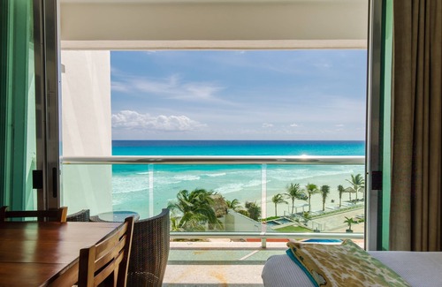 Punta Cancun Condo | Beachfront resort in best location, walk to best clubs and restaurants