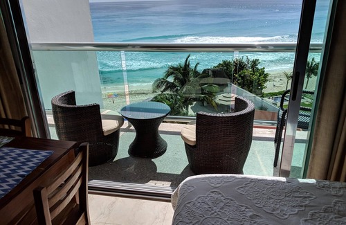 Punta Cancun Condo | Beachfront resort in best location, walk to best clubs and restaurants