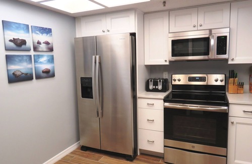 Redington Shores Condo | Beachfront Retreat- Freshly Renovated- Clean & Modern