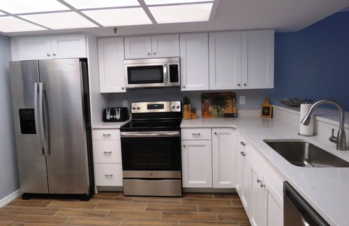Redington Shores Condo | Beachfront Retreat- Freshly Renovated- Clean & Modern