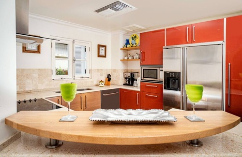 Schooner Bay Apartment | Beachfront Retreat with Pool: Schooner Bay 112