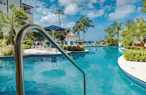 Schooner Bay Apartment | Beachfront Retreat with Pool: Schooner Bay 112