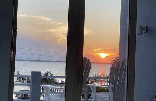 Ambersand Beach House | Beachfront/Riverfront – Best Sunsets/Sunrises - Heated Pool/Spa - Rooftop Deck