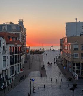 Scheveningen Badplaats Apartment | Beachfront studio with sunset view