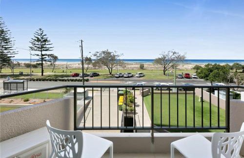Coolangatta Apartment | Beachfront Studio with Balcony & Stunning Views