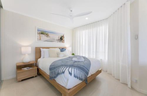 Coolangatta Apartment | Beachfront Studio with Balcony & Stunning Views